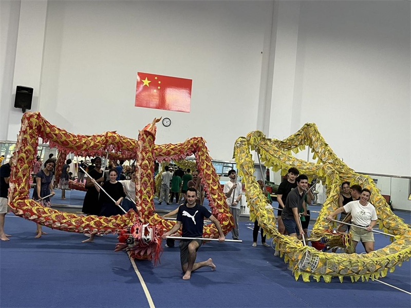 在中國和巴西共迎兩國建交50周年之際，巴西圣保羅州立大學(xué)孔子學(xué)院今年7月成功組織多批、近40名巴西青少年來華進行短期訪問交流，圖為訪問團成員在中國參加文化體驗活動。 巴西圣保羅州立大學(xué)孔子學(xué)院供圖