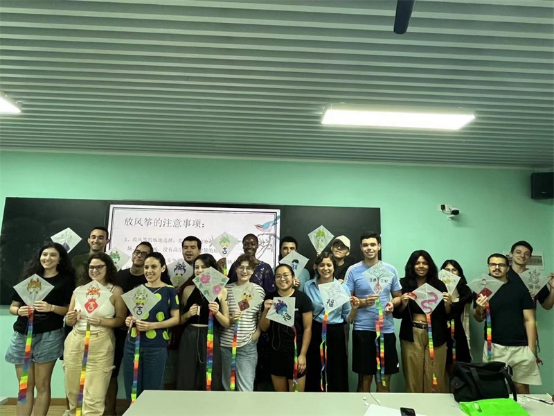 在中國和巴西共迎兩國建交50周年之際，巴西圣保羅州立大學(xué)孔子學(xué)院今年7月成功組織多批、近40名巴西青少年來華進行短期訪問交流，圖為訪問團成員參加文化體驗活動。 巴西圣保羅州立大學(xué)孔子學(xué)院供圖