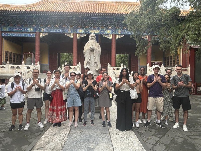 在中國和巴西共迎兩國建交50周年之際，巴西圣保羅州立大學(xué)孔子學(xué)院今年7月成功組織多批、近40名巴西青少年來華進行短期訪問交流，圖為訪問團成員參加文化體驗活動。 巴西圣保羅州立大學(xué)孔子學(xué)院供圖