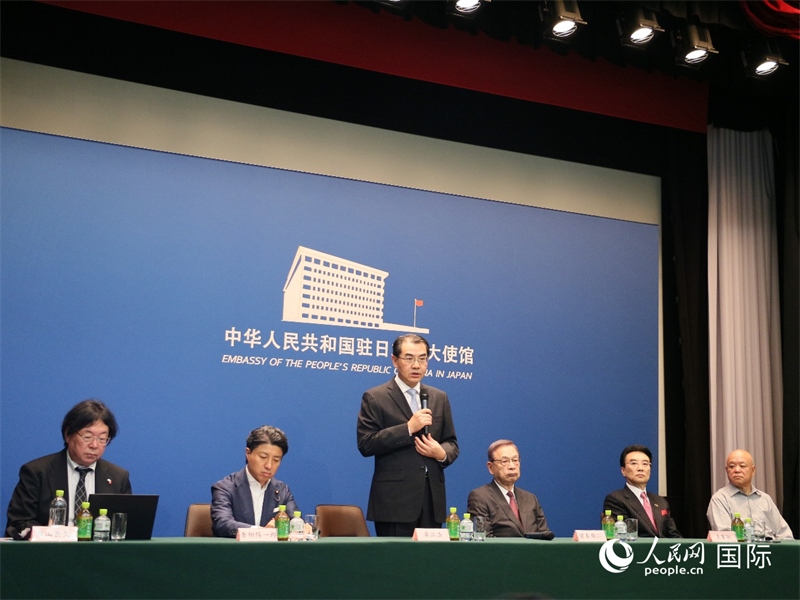 中國駐日本大使吳江浩（左三）致辭。人民網(wǎng) 許可攝