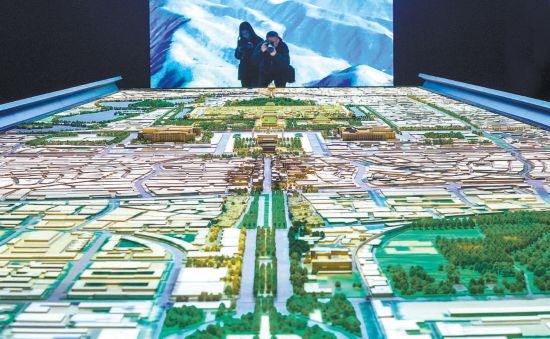 首都博物館“輝煌中軸”展廳內(nèi)，十六米長的中軸線沙盤，配以立體投影技術(shù)，展現(xiàn)北京中軸線之壯美。 本報記者 武亦彬攝