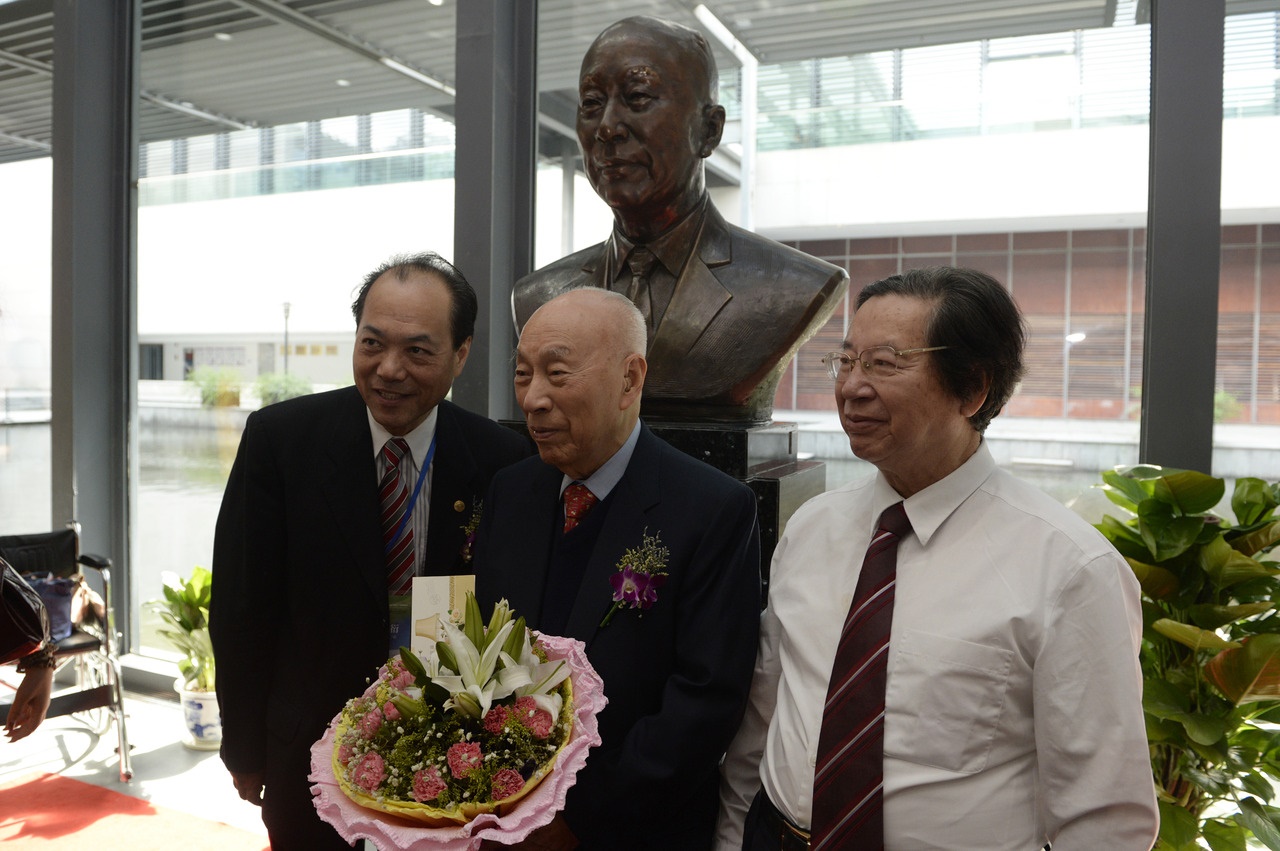 2014年7月31日，“寧波幫”代表人士李達(dá)三（中）在自己的塑像前留影。圖片來源：新華社
