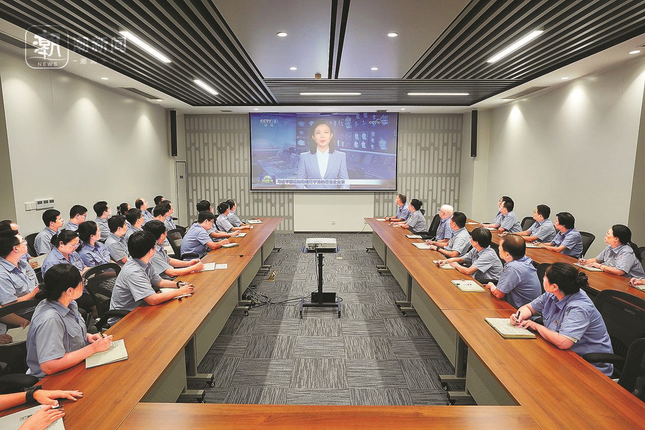 2024年8月1日晚，寧波永新光學(xué)股份有限公司員工集體觀看央視《新聞聯(lián)播》關(guān)于國家主席習(xí)近平給包陪慶、曹其鏞等祖籍寧波的香港企業(yè)家回信的報(bào)道。潮新聞?dòng)浾?賀元?jiǎng)P 彭鵬 周旭輝 攝