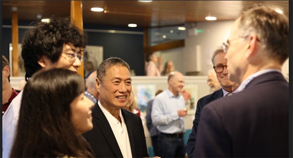 盧中見與嘉賓交流中國畫。許晉熙攝