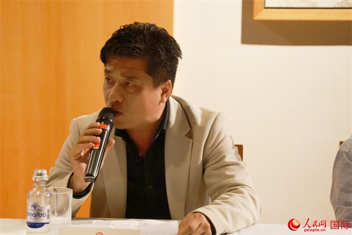 巴西中國(guó)浙江商會(huì)會(huì)長(zhǎng)鄭俠茂在座談會(huì)上致辭。人民網(wǎng)記者 陳海琪攝