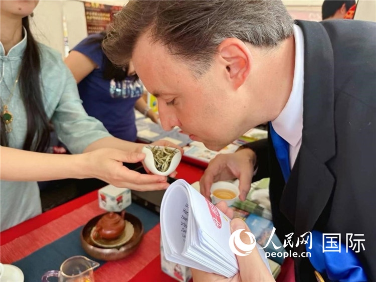 德國市民品鑒中國茶。人民網(wǎng)記者 劉赫攝