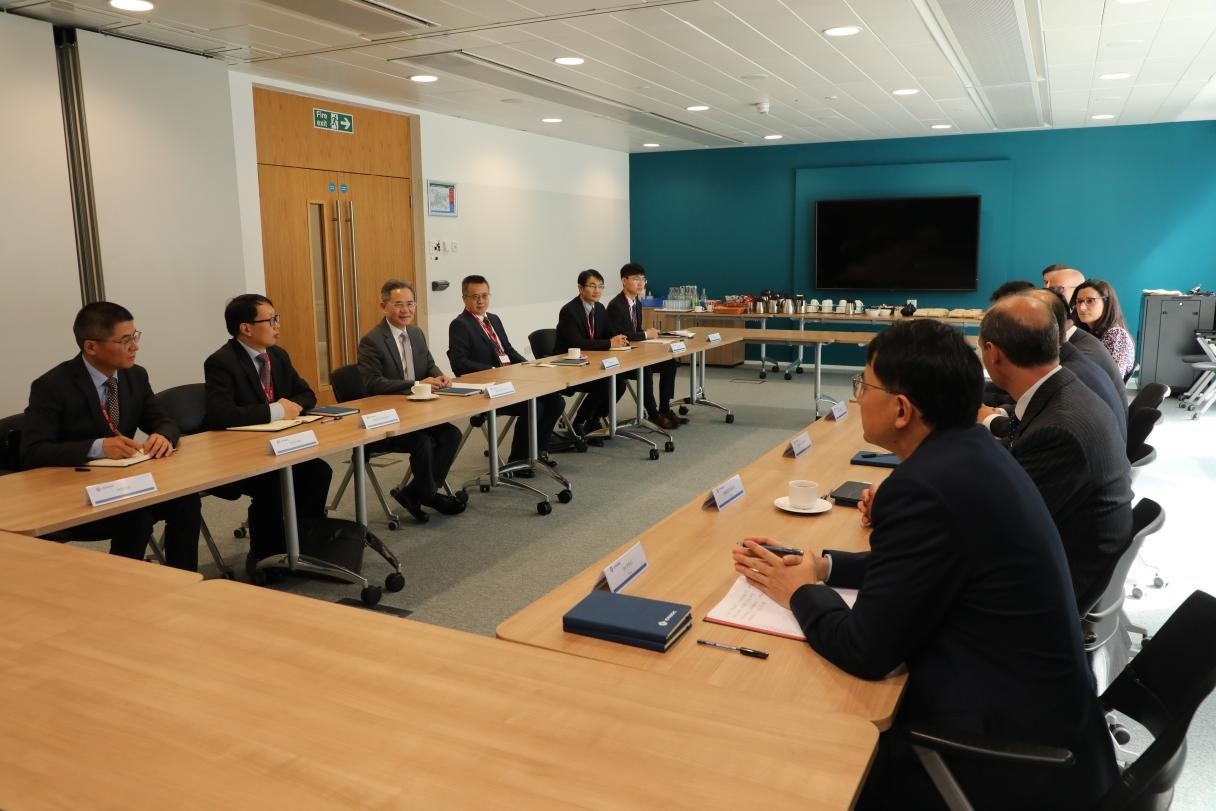 圖為中國駐英國大使鄭澤光與項(xiàng)目運(yùn)營團(tuán)隊(duì)及企業(yè)合作機(jī)構(gòu)負(fù)責(zé)人座談現(xiàn)場。中國駐英國使館供圖