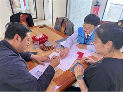 棋蒙政務(wù)企業(yè)服務(wù)中心幫辦代辦員為高老先生上門辦理業(yè)務(wù)。鄂托克旗政務(wù)服務(wù)與數(shù)據(jù)管理局供圖
