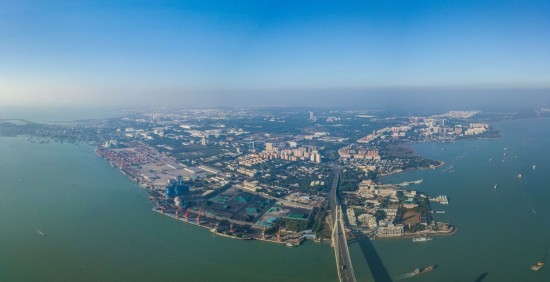 海南自貿(mào)港重點(diǎn)園區(qū)——洋浦經(jīng)濟(jì)開發(fā)區(qū)（2023年12月31日攝，無(wú)人機(jī)全景照片）。新華社記者 蒲曉旭 攝