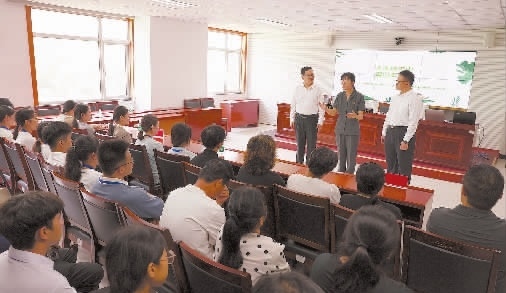 圖③：干警以表演節(jié)目的形式宣傳保護生態(tài)環(huán)境的法律法規(guī)。