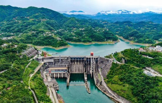這是陜西安康水電站大壩（2024年6月21日攝，無(wú)人機(jī)照片）。新華社記者 蔡湘鑫 攝