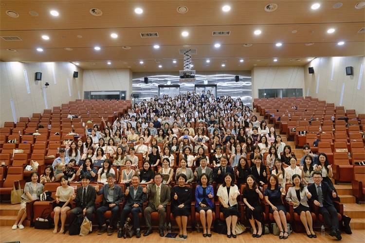 8月5日，第十一屆在韓國際中文教育志愿者崗中培訓(xùn)舉行開班儀式。圖為活動現(xiàn)場合影。 教育部中外語言交流合作中心供圖