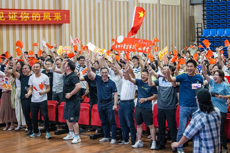 北京時間7月27日，2024年巴黎奧運會首個比賽日，在射擊10米氣步槍混合團體比賽中，中國選手黃雨婷/盛李豪獲得金牌。圖為黃雨婷的母校師生們通過收看奧運直播的方式為她加油助威。
