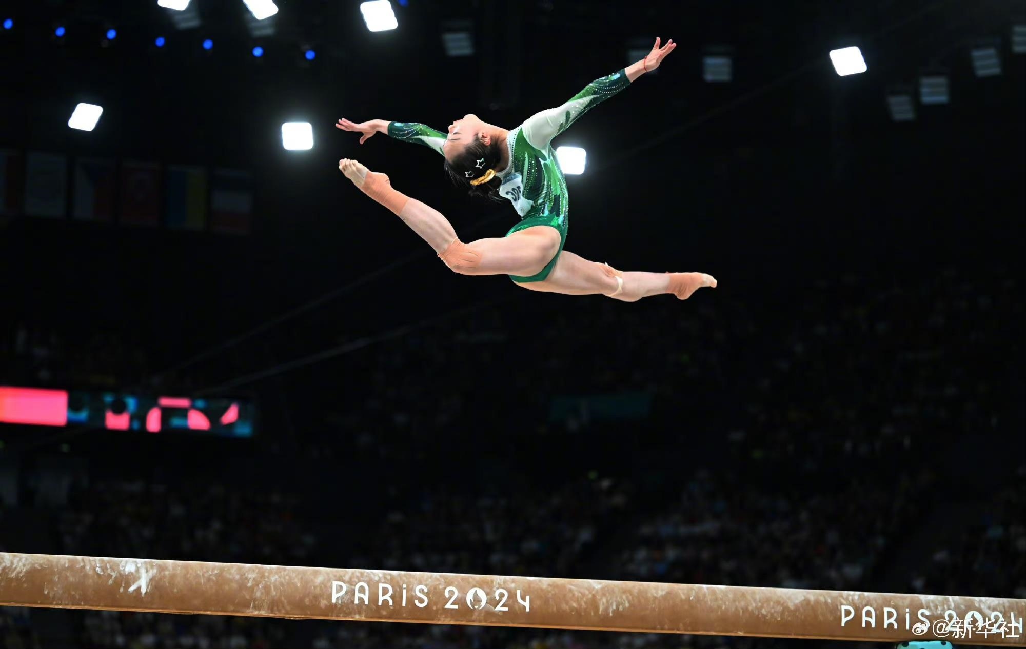 巴黎奧運(yùn)會體操女子平衡木比賽中，中國選手周雅琴的靚麗身姿
