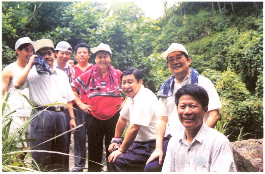 1999年6月，習近平在福州森林公園參加紀念毛主席“發(fā)展體育運動，增強人民體質”題詞47周年登山健身活動。（資料照片，來源：《習近平在福建》（下））