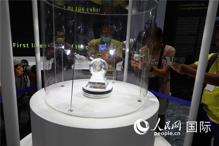 “嫦娥五號(hào)”探測(cè)器從月球帶回的月球樣品在泰國(guó)展出。人民網(wǎng)記者簡(jiǎn)承淵攝