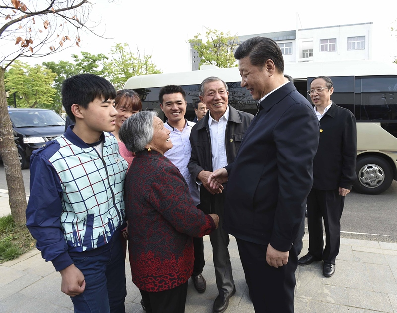 2016年4月25日，習(xí)近平在安徽省滁州市鳳陽(yáng)縣小崗村看望當(dāng)年大包干帶頭人嚴(yán)金昌（右三）一家。
