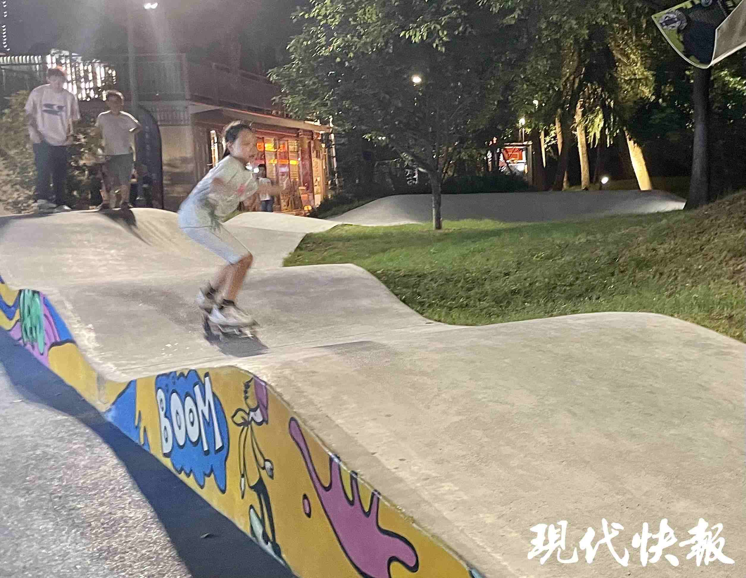 南京西城·夜未央的滑板場地上，一群青少年正在玩滑板