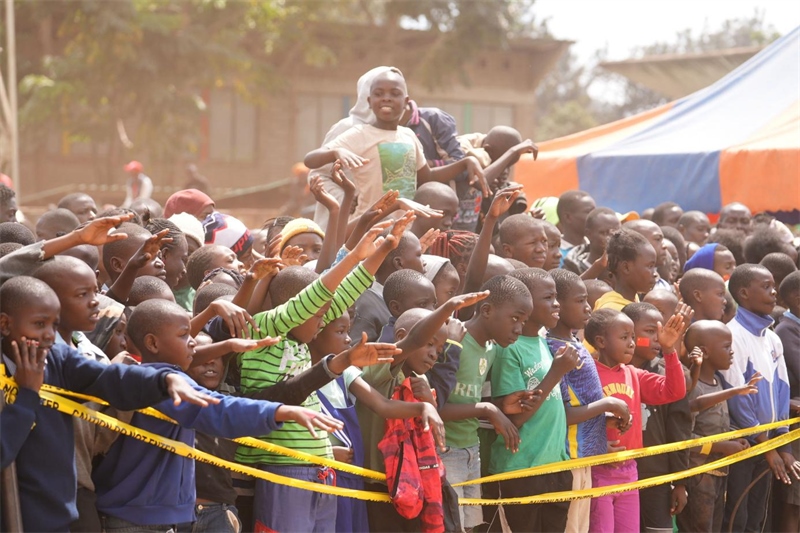 孩子們觀看達(dá)人秀。主辦方供圖