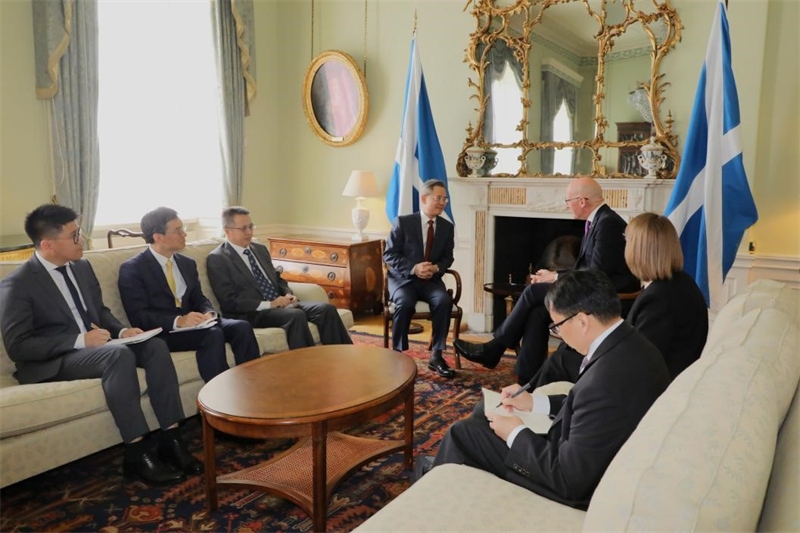 中國駐英國大使鄭澤光在愛丁堡會見蘇格蘭首席部長斯溫尼。中國駐英國使館供圖