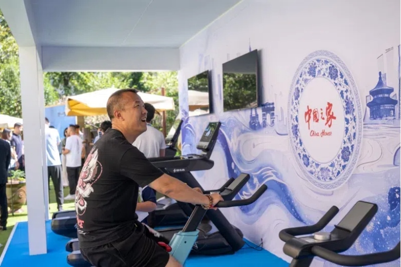 參觀者在智慧體育公園體驗(yàn)動(dòng)感單車(chē)。巴黎