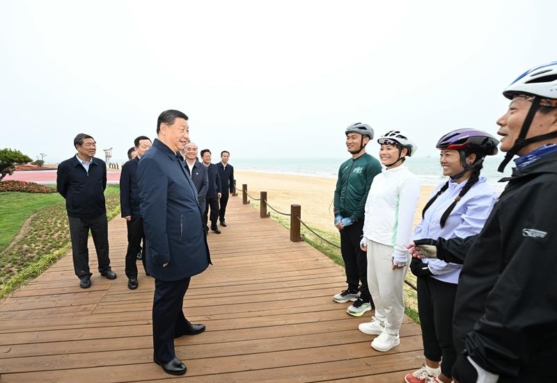 2024年5月22日，習(xí)近平總書(shū)記在山東日照市陽(yáng)光海岸綠道同市民親切交流。