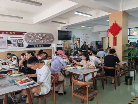 清水灣社區(qū)食堂坐滿了前來就餐的居民。新華社記者 鄒欣媛 攝