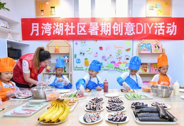 漯河市月灣湖社區(qū)青少年活動室里，志愿者教孩子們做手工。 齊國霞攝