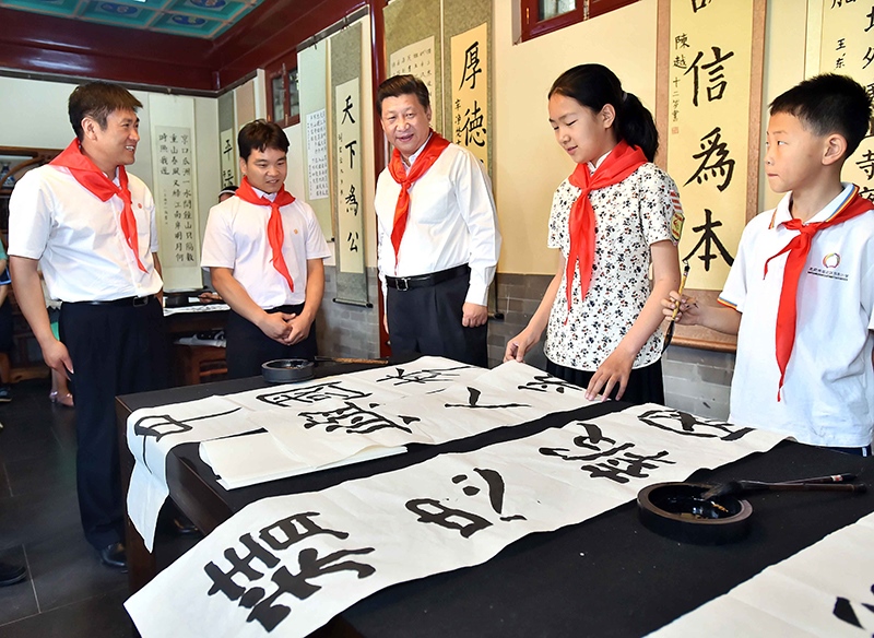 2014年5月30日，習(xí)近平總書記來到北京市海淀區(qū)民族小學(xué)，參加慶祝“六一”國(guó)際兒童節(jié)活動(dòng)。這是總書記觀看學(xué)生書寫的毛筆字。