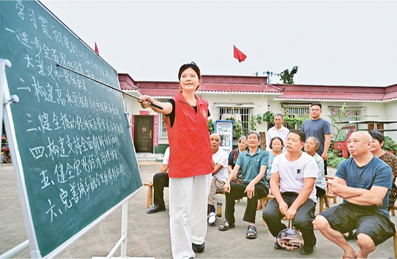 學(xué)習(xí)好貫徹好黨的二十屆三中全會精神，是當(dāng)前和今后一個時期全黨全國的一項重大政治任務(wù)。圖為2024年7月27日，四川省眉山市仁壽縣“小黑板”宣講小分隊，向基層黨員干部群眾宣講黨的二十屆三中全會精神。 人民圖片 潘帥/攝