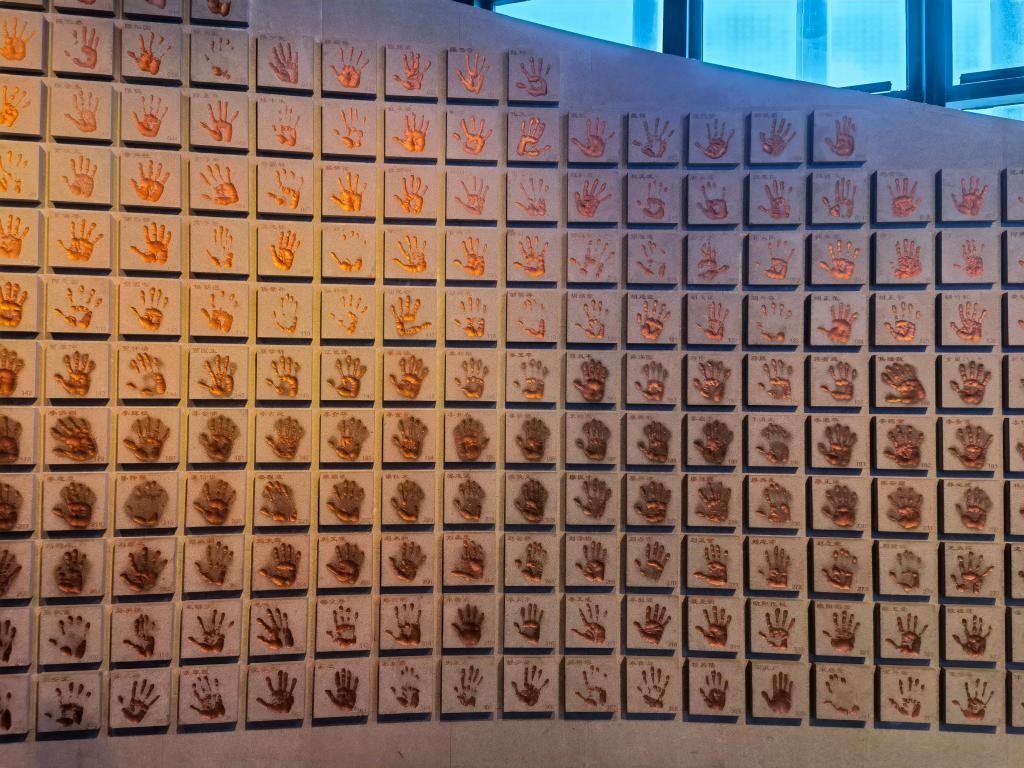 圖為侵華日軍南京大屠殺遇難同胞紀念館“三個必勝”展廳排列的648個鮮紅的手?。ň植浚?。新華社記者 邱冰清 攝