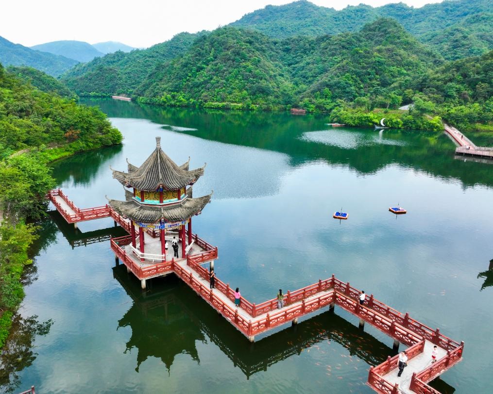 2024年8月11日，游客在湖南省雙牌縣陽明山國家森林公園萬和湖休閑游玩。新華社發(fā)（周秀魚春攝）