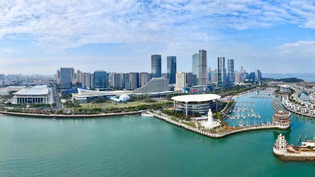 2024年1月24日拍攝的廈門國際會議中心、環(huán)島路一帶濱海城市景觀。新華社記者姜克紅攝