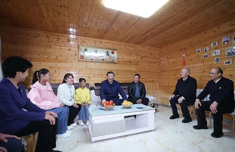 △2023年9月6日，習(xí)近平總書記在黑龍江大興安嶺地區(qū)漠河市北極村，同村民史瑞娟一家親切交談。
