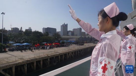 當(dāng)?shù)貢r(shí)間8月16日上午10時(shí)許，執(zhí)行“和諧使命-2024”任務(wù)的中國(guó)海軍“和平方舟”號(hào)醫(yī)院船圓滿結(jié)束對(duì)莫桑比克的訪問，駛離馬普托港，前往本次任務(wù)第五站南非。新華社發(fā)（曹春耀 攝）