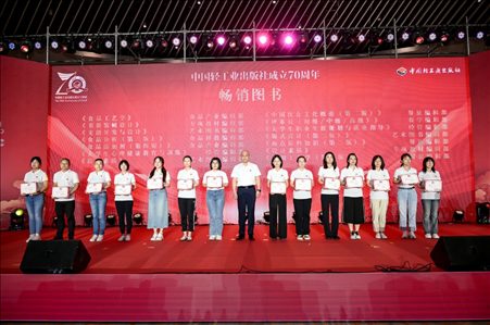 活動(dòng)現(xiàn)場(chǎng)為近五年精品力作、暢銷圖書頒獎(jiǎng)。主辦方供圖