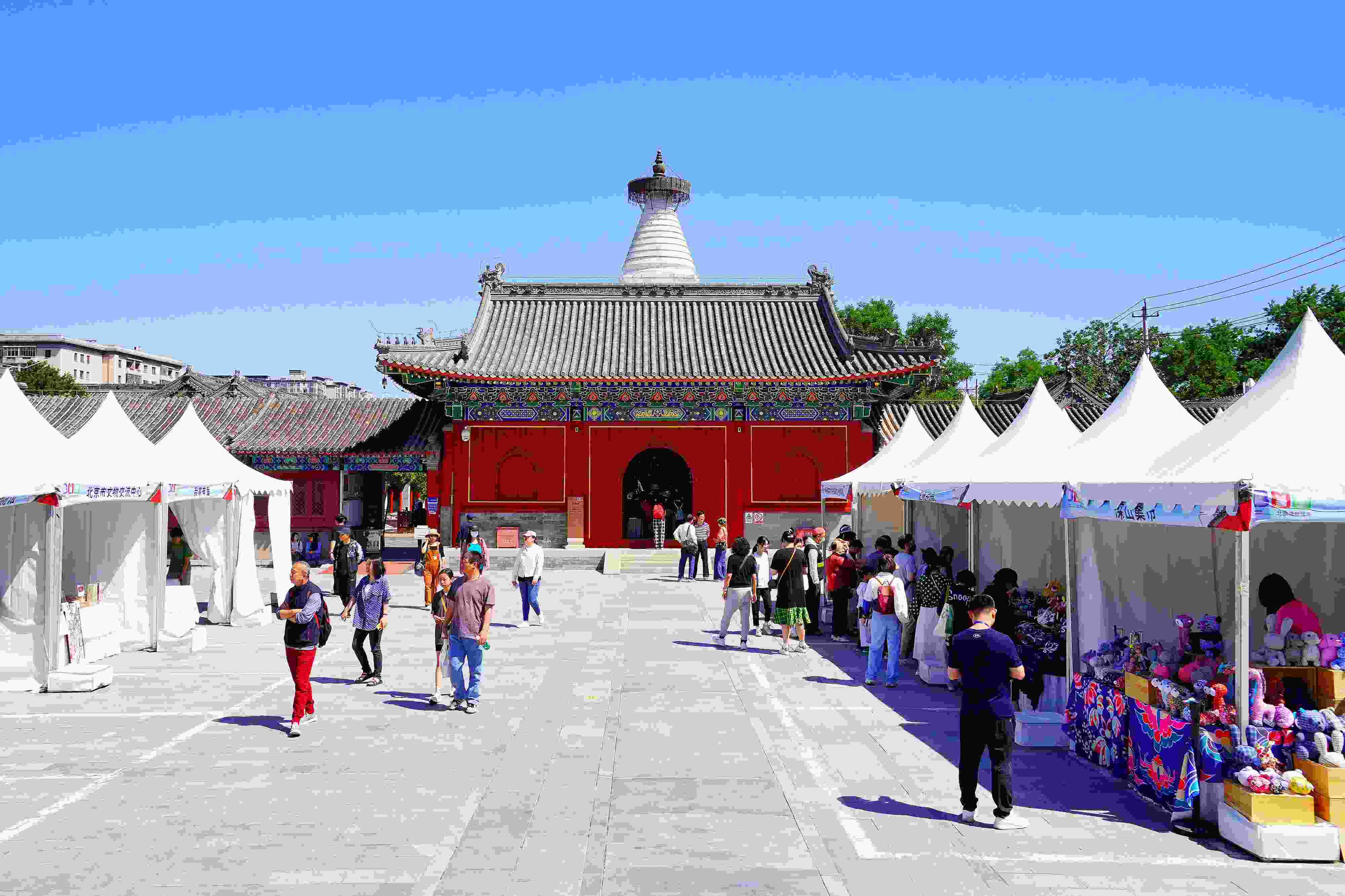 2024年5月，“北京白塔文化市集”在已有700余年歷史的妙應(yīng)寺白塔下舉行。