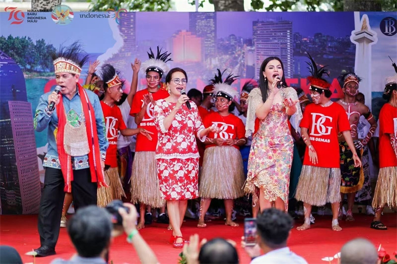 大使夫婦與演員一起共唱《明天會更好》。