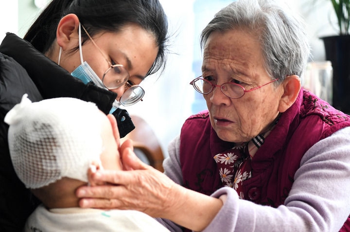 2022年11月16日，在陜西省榆林市佳縣，路生梅（右）在家中為患兒義診。 新華社發(fā)（鄒競一 攝）