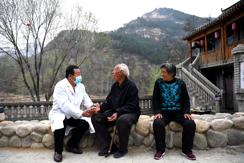 2020年4月15日，在河北阜平縣龍泉關(guān)鎮(zhèn)駱駝灣村，村醫(yī)霍建國為村民把脈。