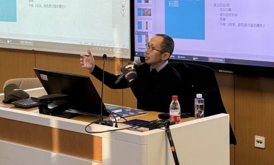 從去年秋天起，還在治療中的朱銳就堅持給本科生開課。（受訪者供圖）