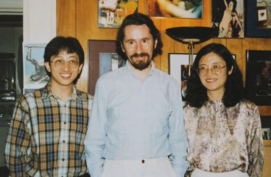 1992年，朱銳（左）赴美國杜蘭大學(xué)攻讀心靈哲學(xué)與認(rèn)知科學(xué)，師從心靈哲學(xué)和認(rèn)知科學(xué)家Radu Bogdan（中），右為朱銳師姐、北師大教授田平。