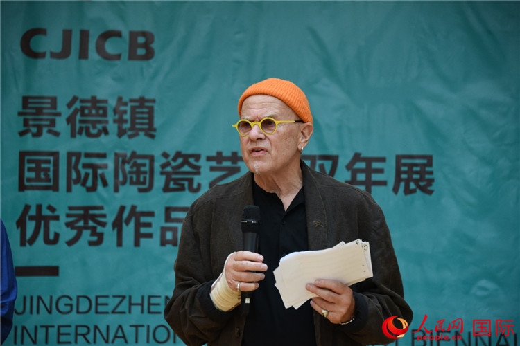 瑞典藝術家托比恩·卡爾斯博致辭。人民網(wǎng)記者 殷淼攝