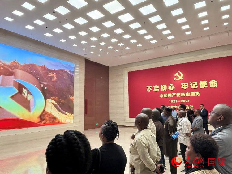 代表團(tuán)參觀“不忘初心 牢記使命”中國(guó)共產(chǎn)黨歷史展覽。人民網(wǎng) 曹欣悅攝