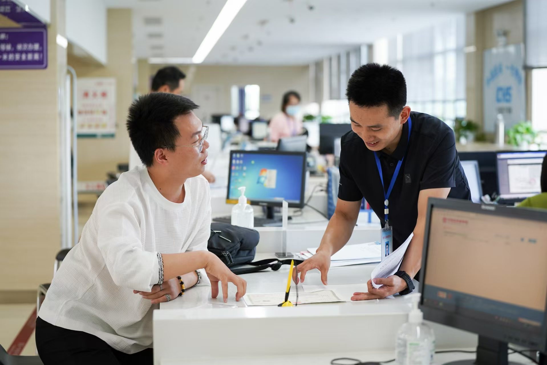 安徽省池州市市民在市政務服務大廳辦理業(yè)務。人民網(wǎng)記者 王銳攝