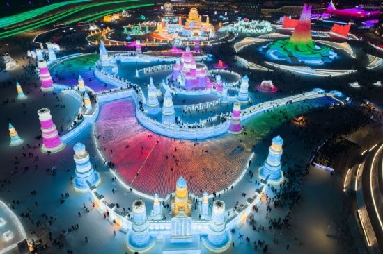 2024年1月1日，來(lái)自世界各地的游客在哈爾濱冰雪大世界園區(qū)內(nèi)游玩（無(wú)人機(jī)照片）。