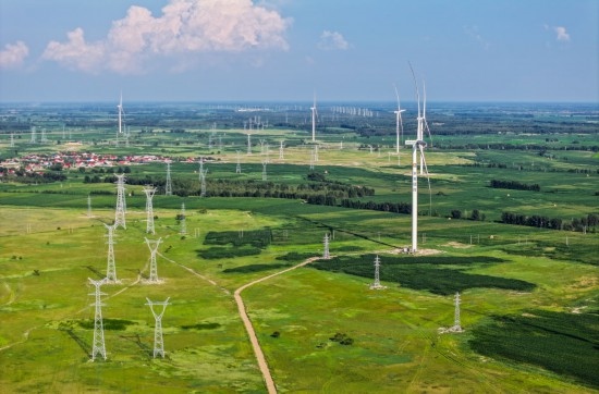 這是2024年7月19日拍攝的內(nèi)蒙古通遼238萬(wàn)千瓦風(fēng)電項(xiàng)目（無(wú)人機(jī)照片）。此項(xiàng)目每年可將75億千瓦時(shí)清潔電能經(jīng)扎魯特—青州±800（千伏）直流特高壓外送通道送至山東地區(qū)消納，相當(dāng)于滿足受端地區(qū)超過(guò)300萬(wàn)戶居民家庭用電需求，節(jié)約標(biāo)煤261萬(wàn)噸，減少二氧化碳排放634萬(wàn)噸。