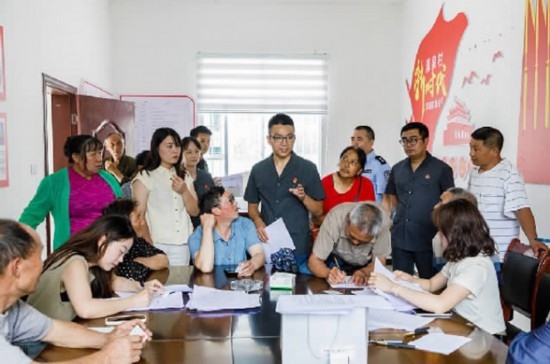 圖為2024年8月6日，重慶市奉節(jié)縣人民法院興隆人民法庭庭長費(fèi)明軍（中）在做調(diào)解工作。蹇懿 攝