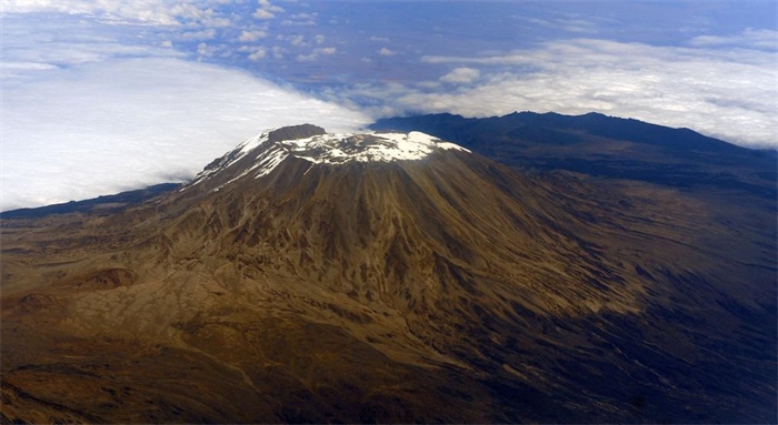 2012年8月3日，常被云霧環(huán)繞的乞力馬扎羅山云開霧散，雄姿一覽無余。新華社記者丁海濤攝