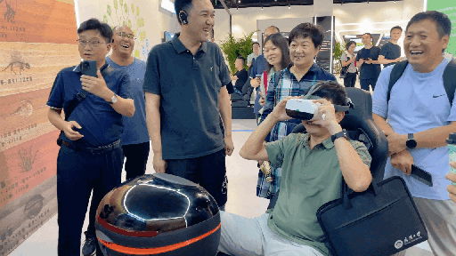 研學(xué)團(tuán)成員正在用VR眼鏡體驗(yàn)。人民網(wǎng) 王戰(zhàn)雄攝